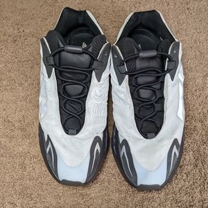 Yeezy Adidas boost 700 MNVN